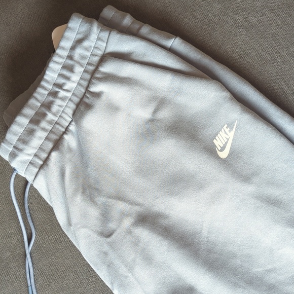 Nike Tech Fleece - Picture 2 of 5